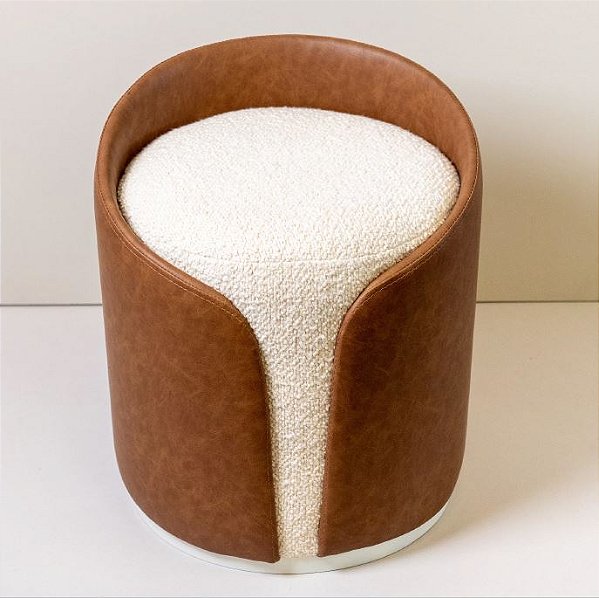 PUFF OLINDA EM COURO E TECIDO BOUCLE