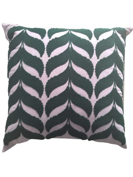 almofada em linho cru com bordado kilim verde