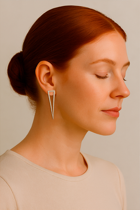 Brinco Triângulo Invertido – Leveza e Impacto Atemporal