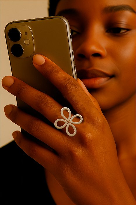 Anel Flor Banhado Em Ródio Branco – Design Artístico com Elegância Atemporal