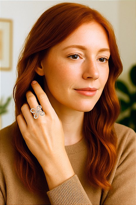 Anel Flor Banhado Em Ródio Branco – Design Artístico com Elegância Atemporal