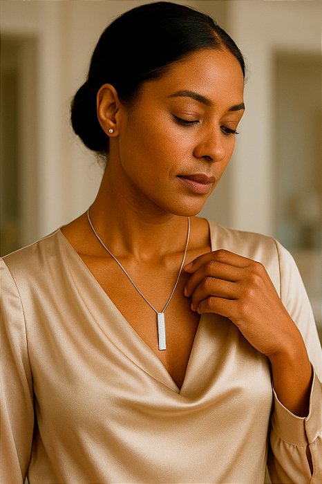 Colar Plaquinha com Corrente Ajustável – Elegância Minimalista