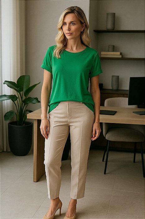 Camiseta Feminina com Detalhe na Manga de Viscose Cor Verde Bandeira