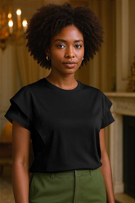 Camiseta Feminina com Babado na Manga de Viscose Cor Preto Tamanho M
