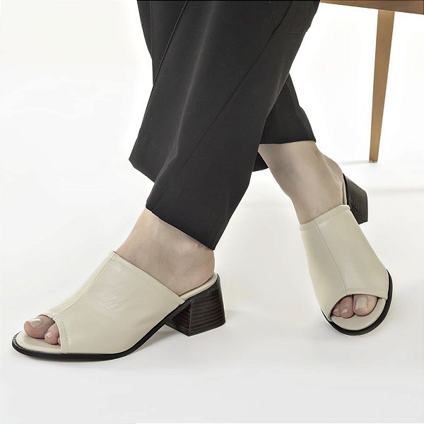 Tamanco off white salto quadrado