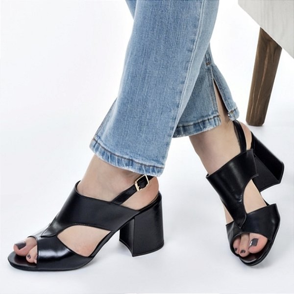 Sandália recortes preta