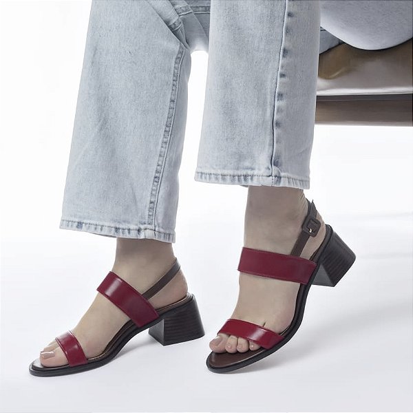 Sandália vermelha com café couro