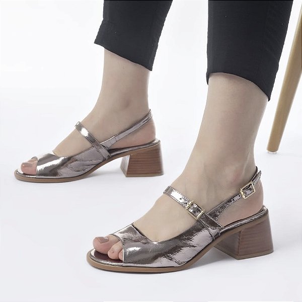 Sandália uncle metalizada couro ocre