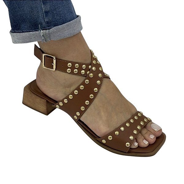 Sandália salto madeira tiras spikes caramelo