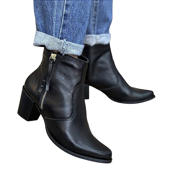 Bota clássica recortada em couro preta