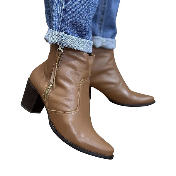 Bota clássica recortada em couro caramelo