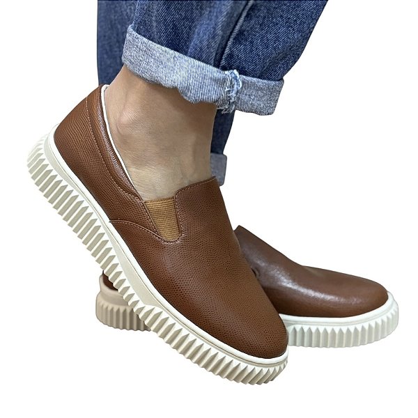 Tênis flat em couro caramelo