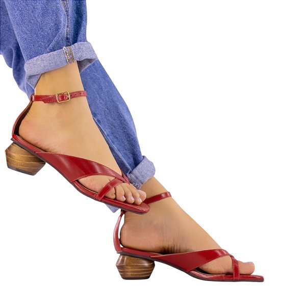 Sandália tiras vermelha salto madeira