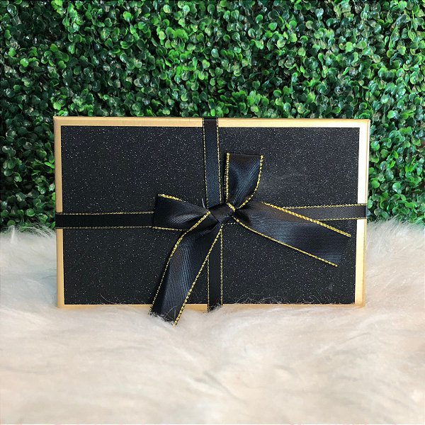 CAIXA RETANGULAR PRETA COM LAÇO DOURADO TAMANHO P