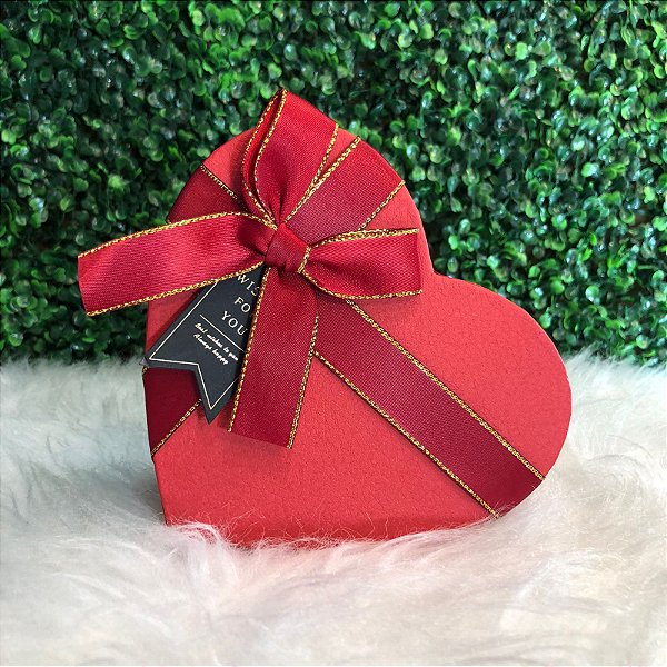 CAIXA PARA PRESENTE EM FORMATO DE CORAÇÃO COM LAÇO DOURADO TAMANHO P