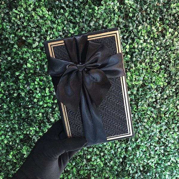 CAIXA RETANGULAR PRETA COM DETALHE DOURADO E LAÇO PRETO