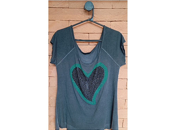 T-SHIRT ESTONADA CORAÇÃO PEDRARIA