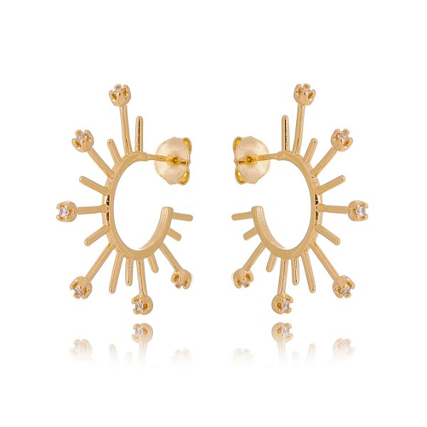 Argola trabalhada com zircônias folheada a ouro 18k