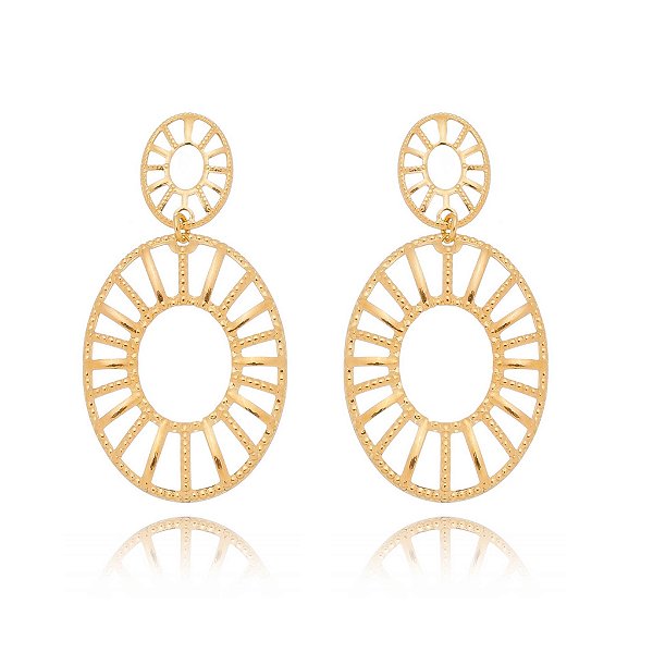 Brinco oval trabalhado folheado a ouro 18k