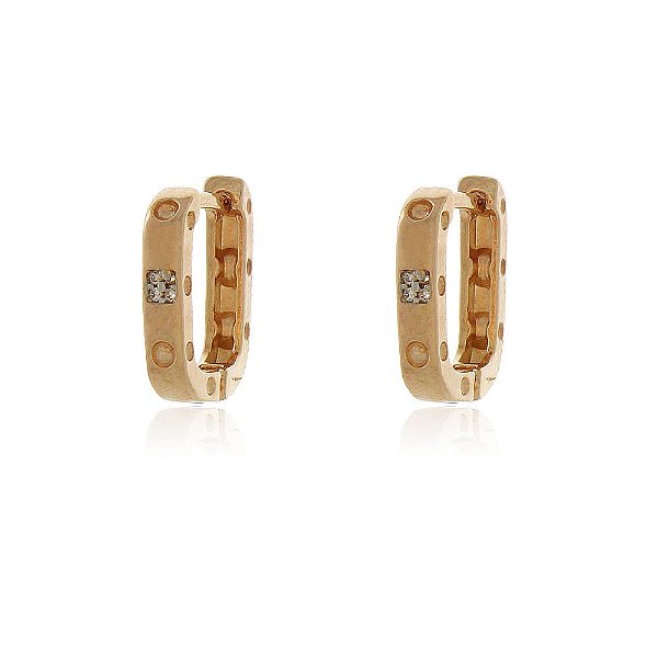 Argola com zircônias folheada a ouro 18k