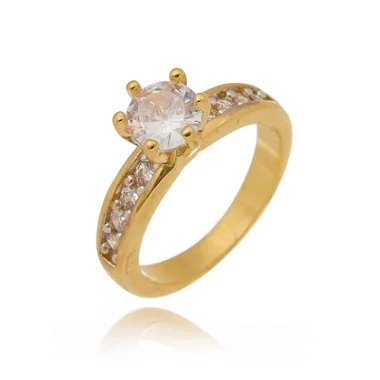 Anel solitário com zircônias folheado a ouro 18k