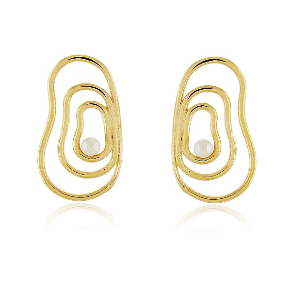 Brinco orgânico com pérola folheado a ouro 18k