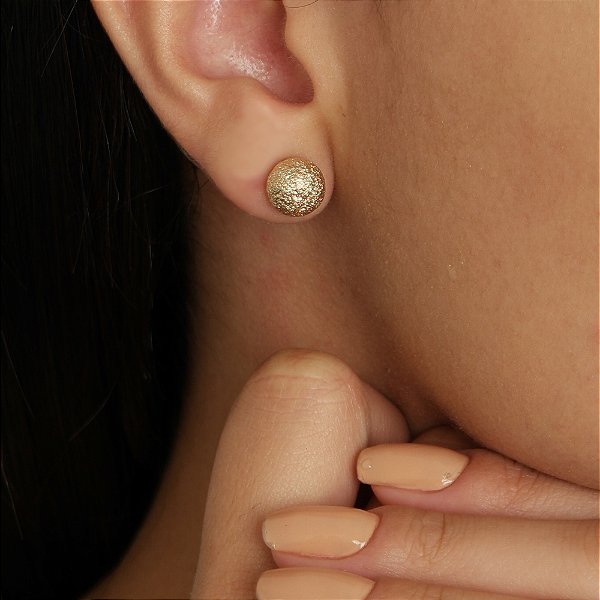 Brinco bola trabalhada folheado a ouro 18k