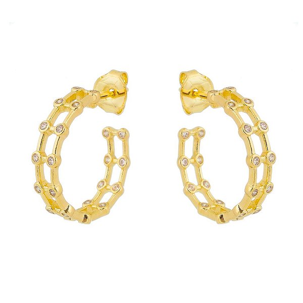 Argola vazada com zircônias folheada a ouro 18k