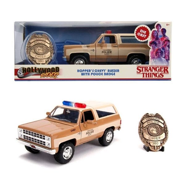 Carro Hopper's Chevy Blazer Stranger Things 1980 Em Miniatura 1/24 Com Distintivo Oficial Hollywood Rides