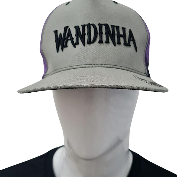 Boné Wandinha Addams Mãozinha Aba Reta Unissex Adulto Ofic.