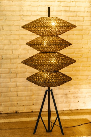 Luminária Em Coluna Formato Ovni De Crochê 1,65x0,7m