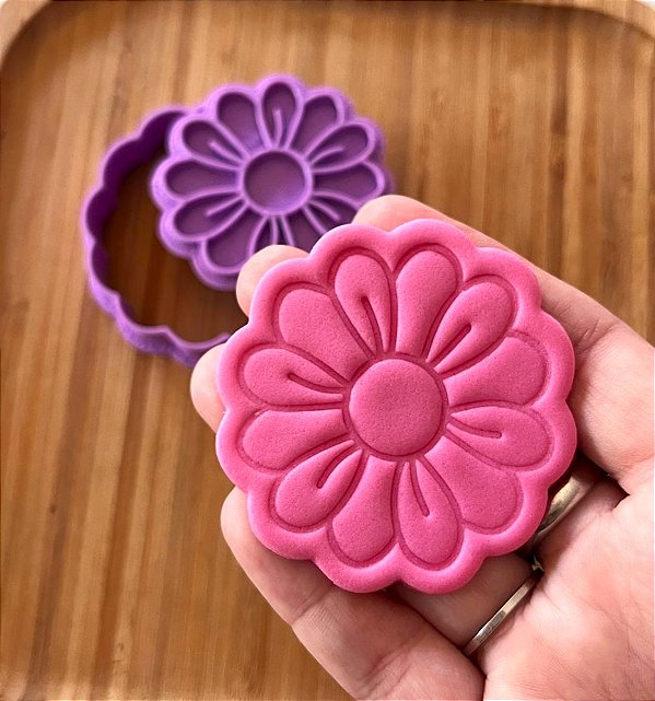 Cortador de biscoito com carimbo de flor margarida