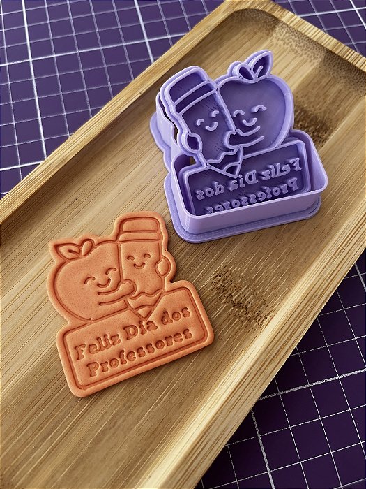 Cortador de biscoito com carimdo de Dia dos Professores lápis e maça