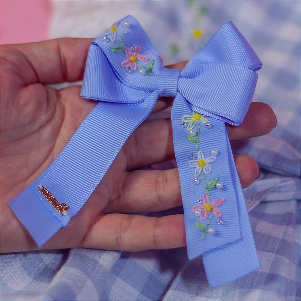 Laço Infantil Médio Bordado Flores Azul Bebê Roana