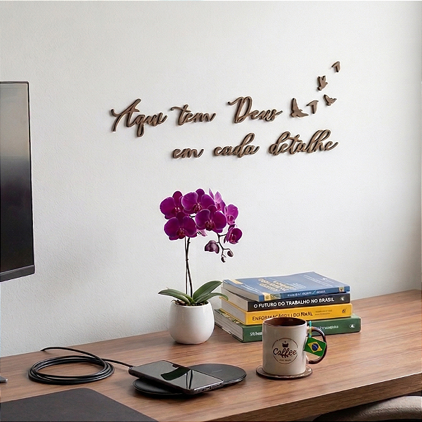 Escultura de Parede em MDF - Frase de Parede Religiosa em Lettering | Aqui tem Deus em Cada Detalhe