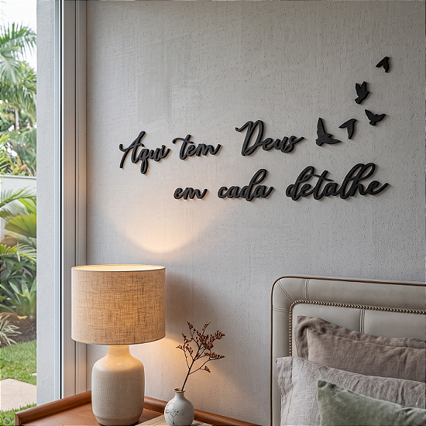 Frase de Parede Religiosa | Aqui Tem Deus em Cada Detalhe - Lettering em MDF