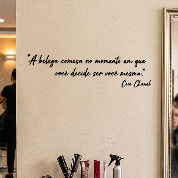 Frase de Parede em Lettering | A Beleza Começa Quando Você Decide Ser Você Mesma (Coco Chanel) - em MDF
