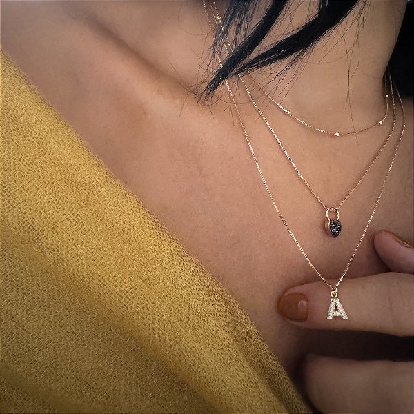 Colar Letra Cravejado Dourado