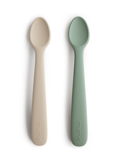 Kit com Duas Colheres de Silicone Verde e Areia Mushie