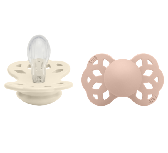Kit com Duas Chupetas Infinity Silicone Areia e Rosa Bebê Tam 1 Bibs