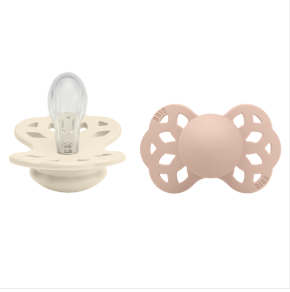 Kit com Duas Chupetas Infinity Silicone Areia e Rosa Bebe Tam 2 Bibs