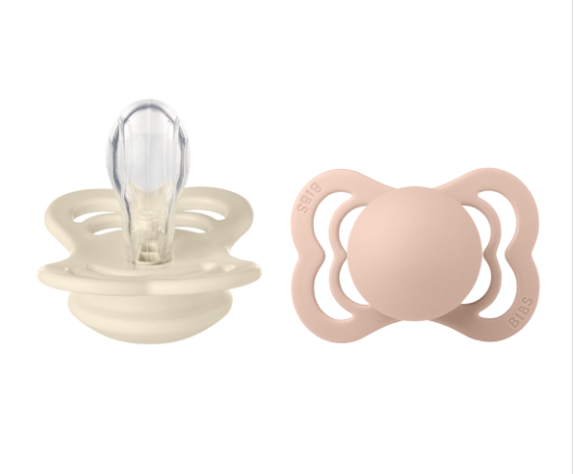 Kit com Duas Chupetas Supreme Silicone Areia e Rosa Bebê Tam 2 Bibs