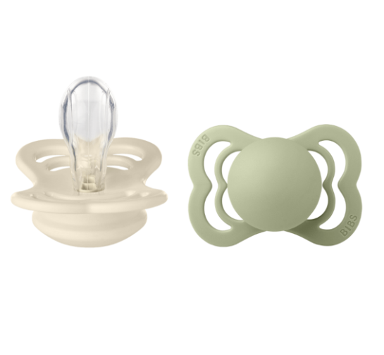 Kit com Duas Chupetas Supreme Silicone Areia e Verde Salvia Tam 2 Bibs