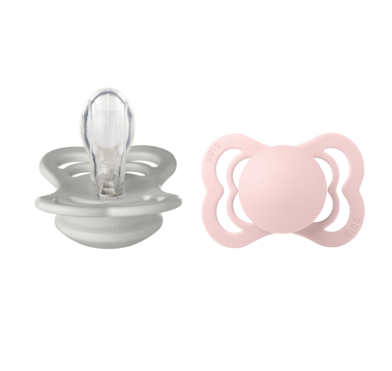 Kit com Duas Chupetas Supreme Silicone Cinza Claro e Rosa Bebê Tam 1 Bibs
