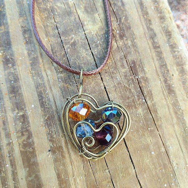 Colar com pingente em formato de coração com cristais modelado a mão