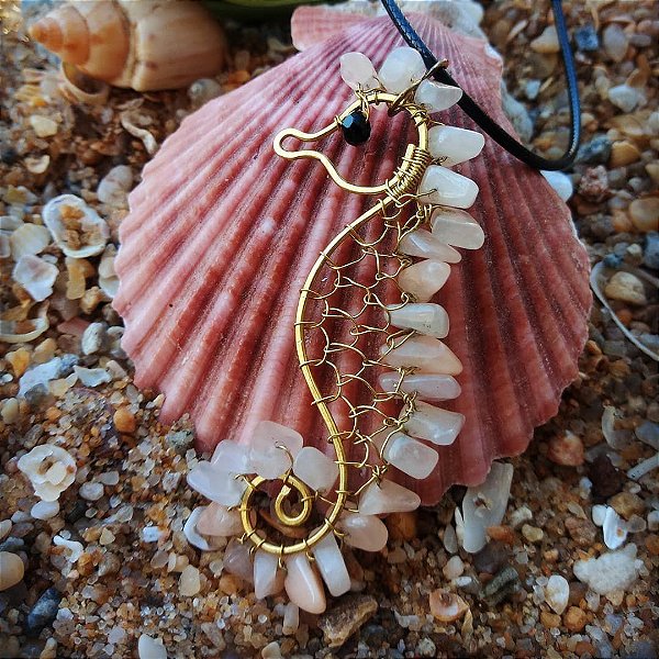 Colar com pingente de cavalo marinho feito à mão em Ágata salmão