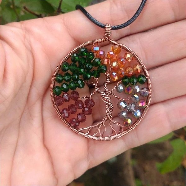 Colar com pingente redondo com Árvore da Vida em cristais