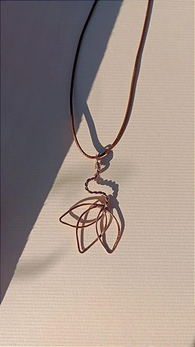 Colar com pingente artesanal leve e gracioso