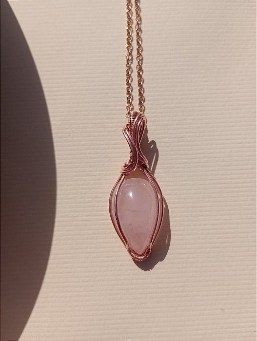 Colar com pingente de Quartzo Rosa