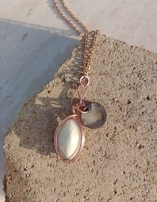 Colar com pingente de Dolomita Branca e Abalone